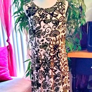 BEAUTIFUL DRESS WITH A FLOWY DESIGN